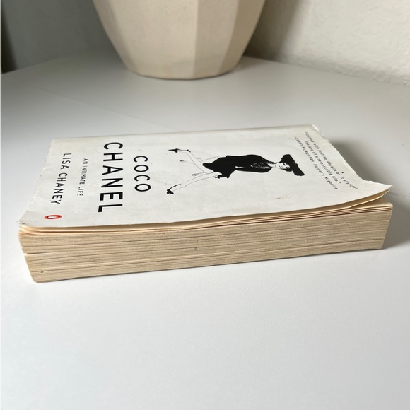Coco Chanel An Intimate Life By Lisa Chaney Book - Picture 3 of 5
